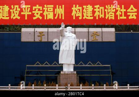 China: Mao Zedong-Statue, Wuyi-Platz, Fuzhou, Provinz Fujian. Mao Zedong, auch bekannt als Mao TSE-tung (* 26. Dezember 1893 bis 9. September 1976), war ein chinesischer kommunistischer Revolutionär, Guerillastratege, Autor, politischer Theoretiker und Führer der chinesischen Revolution. Er wird allgemein als Vorsitzender Mao bezeichnet und war der Architekt der Volksrepublik China (VR China) von ihrer Gründung im Jahr 1949 und hatte bis zu seinem Tod im Jahr 1976 die autoritäre Kontrolle über die Nation. Stockfoto