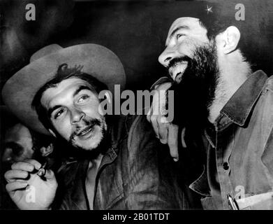 Kuba: Che Guevara (Mitte) spricht mit Camilo Cienfuegos (rechts), Fidel Castro nur sichtbar nach links, ca. 1959. Die kubanische Revolution war eine erfolgreiche bewaffnete Revolte der Bewegung vom 26. Juli, die den von den USA unterstützten kubanischen Diktator Fulgencio Batista am 1. Januar 1959 nach mehr als fünf Jahren Kampf stürzte. Stockfoto