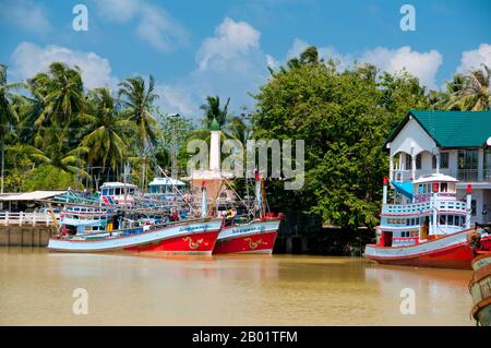 Das kleine Zentrum von Saiburi ist die Hauptstadt des Saiburi-Distrikts, der sich etwa 94 km (60 Meilen) südöstlich von Pattani im Süden Thailands befindet. Sie wird auch Selindung Bayu oder "Windschutz" von der lokalen malaiischen muslimischen Fischbevölkerung genannt und ist vielleicht der wichtigste Fischerhafen außerhalb Pattanis selbst in der Provinz Pattani.
