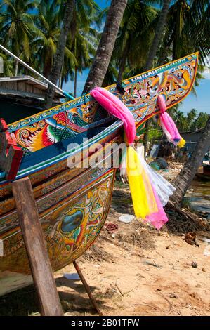 Thailand: Korlae Fischerboote, Saiburi, Südthailand. Entlang der Ostküste der thailändischen Halbinsel, von Ko Samui südwärts, wurden seit Hunderten von Jahren farbenfrohe, bemalte Fischerboote von muslimischen Fischern gebaut und dekoriert. Die besten Beispiele dieser inzwischen rückläufigen Industrie stammen aus den Werften des Bezirks Saiburi in der Provinz Pattani. Ursprünglich werden die Korlae heute mit Motoren von lokalen Fischern betrieben. Zu den Charakteren, die üblicherweise auf den detailreichen Rumpfmustern dargestellt werden, gehören der singha-Löwe, der Gagasura-gehörnte Vogel, die Payanak-Seeschlange und der garuda b Stockfoto