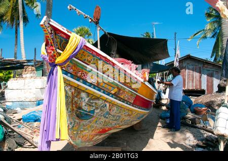 Entlang der Ostküste der Halbinsel Thailand, von Ko Samui südwärts, wurden seit Hunderten von Jahren bunte, bemalte Fischerboote von muslimischen Fischern gebaut und dekoriert. Die besten Beispiele für diese inzwischen rückläufige Industrie stammen aus den Boatyards des Saiburi-Distrikts, Provinz Pattani. Ursprünglich werden Korlae heute von einheimischen Fischern mit Motoren geführt. Zu den Zeichen, die auf den hervorragend detaillierten Rumpeldesigns häufig dargestellt werden, gehören der singha-löwe, der gagasura-Hornvogel, die payanak-Seeschlange und der Garuda-Vogel, der sowohl das Symbol des thailändischen Königreichs als auch des Mythi ist