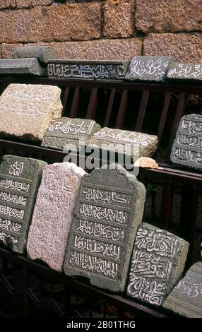 China: Gräber und Grabsteine mit arabischen Inschriften, Qingjing-Moschee, Quanzhou, Provinz Fujian. Die Qingjing-Moschee, auch bekannt als Ashab-Moschee, wurde 1009 während der Song-Dynastie (960–1279) erbaut. Sie basiert auf einer Moschee in Damaskus, Syrien und ist die älteste Moschee im arabischen Stil in China. Die Moschee, die von arabischen Muslimen erbaut und repariert wurde, spiegelt den seit langem bestehenden kulturellen Austausch zwischen China und den arabischen Ländern wider. Vor tausend Jahren war Quanzhou wohl der bedeutendste Hafen der Welt, mit einer lukrativen Position im Zentrum des maritimen Seidenhandels. Stockfoto