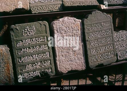 China: Gräber und Grabsteine mit arabischen Inschriften, Qingjing-Moschee, Quanzhou, Provinz Fujian. Die Qingjing-Moschee, auch bekannt als Ashab-Moschee, wurde 1009 während der Song-Dynastie (960–1279) erbaut. Sie basiert auf einer Moschee in Damaskus, Syrien und ist die älteste Moschee im arabischen Stil in China. Die Moschee, die von arabischen Muslimen erbaut und repariert wurde, spiegelt den seit langem bestehenden kulturellen Austausch zwischen China und den arabischen Ländern wider. Vor tausend Jahren war Quanzhou wohl der bedeutendste Hafen der Welt, mit einer lukrativen Position im Zentrum des maritimen Seidenhandels. Stockfoto