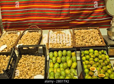 Buntes Obst und Gemüse auf einem Marktstand (Funchal, Madeira, Portugal) Stockfoto