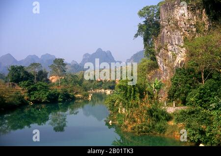 China: Kalksteinfelsen in der Nähe von Daxin (Richtung der Grenze zu Vietnam), Provinz Guangxi. Guangxi, früher Kwangsi, ist eine Provinz Südchina entlang der Grenze zu Vietnam. 1958 wurde es zur Autonomen Region Guangxi Zhuang der Volksrepublik China, eine Region mit besonderen Privilegien, die speziell für das Volk der Zhuang geschaffen wurden. Stockfoto