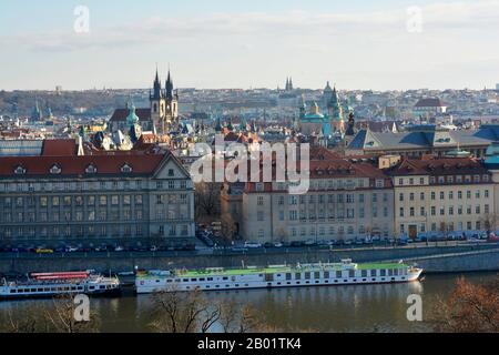 Prag, Tschechien - 3. Dezember 2015: Stadtbild mit Molday Fluss und Kreuzfahrtschiff Stockfoto