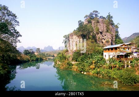 China: Kalksteinfelsen in der Nähe von Daxin (Richtung der Grenze zu Vietnam), Provinz Guangxi. Guangxi, früher Kwangsi, ist eine Provinz Südchina entlang der Grenze zu Vietnam. 1958 wurde es zur Autonomen Region Guangxi Zhuang der Volksrepublik China, eine Region mit besonderen Privilegien, die speziell für das Volk der Zhuang geschaffen wurden. Stockfoto