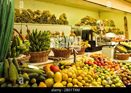 Buntes Obst und Gemüse auf einem Marktstand (Funchal, Madeira, Portugal) Stockfoto