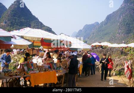 China/Vietnam: Grenzmarkt am Ban Gioc oder Detian Falls an der vietnamesisch-chinesischen Grenze, Provinz Guangxi (China) und Provinz Cao Bang (Vietnam). Die Ban Gioc-Detian Falls (Vietnamesisch: Thác Bản Giốc & Thác Đức Thiên) sind zwei Wasserfälle am Quây Sơn oder Guichun, die an der chinesisch-vietnamesischen Grenze liegen und sich in den Karsthügeln des Komitats Daxin in der Provinz Guangxi auf chinesischer Seite befinden. und im Bezirk Trung Khanh, Provinz Cao Bằng auf vietnamesischer Seite, 272 km nördlich von Hanoi. Stockfoto