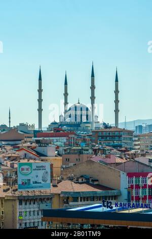 Ankara/Türkei-30. August 2019: Blick auf die Kocatepe-Moschee und die Gebäude Vom Kizilay-Platz Stockfoto