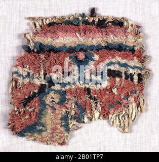 China: Fragment eines gewebten Teppichs aus der begrabenen Stadt Loulan, Taklamakan-Wüste, Xinjiang, ca. 3. Bis 4. Jahrhundert n. Chr. Loulan war ein altes Königreich um eine wichtige Oasenstadt, die bereits im 2. Jahrhundert v. Chr. am nordöstlichen Rand der Lop-Wüste bekannt war. Loulan war ein altes Königreich an der Seidenstraße. 108 v. Chr. besiegten die Truppen der Han-Dynastie die Armeen des Loulan-Königreichs und machten es zu einem Nebenstaat. 77 v. Chr. kam Loulan unter die Kontrolle der Han-Dynastie und erhielt den chinesischen Namen Shanshan. Der Ort ist heute vollständig von Wüste umgeben. Stockfoto