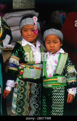 Vietnam: Nung Minderheitenkinder in ihren besten Kostümen auf einem Markt in der Nähe von Cao Bang. Die Nùng sind eine ethnische Minderheit in Vietnam. In China werden die Nùng zusammen mit den Tày als Zhuang eingestuft. Die Bevölkerung der Nùng wird auf mehr als 700.000 geschätzt. Sie befinden sich hauptsächlich in den Provinzen Bac Giang, Bac Kan, Cao Bang, lang Son, Thai Nguyen, und Tuyen Quang. Die Nùng unterstützen sich selbst durch Landwirtschaft, wie Landwirtschaft auf Terrassen-Hügeln, Pflege von Reisfeldern und Anbau von Obstbauprodukten. Sie produzieren Reis, Mais, Mandarinen, Persimmonen und Anis. Stockfoto