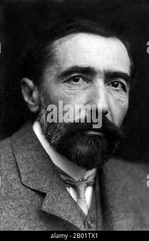 Vereinigtes Königreich/Polen: Joseph Conrad (3. Dezember 1857 – 3. August 1924), polnischer Schriftsteller und Schriftsteller. Foto von George Charles Beresford (1864-1938), 1904. Joseph Conrad, geboren Józef Teodor Konrad Korzeniowski, war ein polnischer Schriftsteller, der nach seiner Ansiedlung in England in englischer Sprache schrieb. Er gilt als einer der großen Schriftsteller in Englisch, obwohl er die Sprache erst in seinen Zwanzigern fließend sprach (und dann immer mit deutlichem polnischem Akzent). Er schrieb Geschichten und Romane, überwiegend mit nautischem Setting, in denen die Prüfungen des menschlichen Geistes durch die Forderungen von Pflicht und Ehre dargestellt werden. Stockfoto