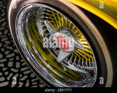 Nahaufnahme des Rades mit dem kundenspezifischen Auto des amerikanischen Chevrolet Impala auf dem Namen Tipsy/Guardian Angel, ausgestellt im Victoria and Albert Museum, London UK Stockfoto