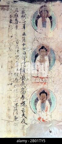 China: Buddhistische Inschrift mit drei Bodhisattvas, Mogao-Höhlen, Dunhuang, Tang-Dynastie (618–907). Die Mogao-Höhlen oder Mogao-Grotten (Chinesisch: mògāo kū, auch bekannt als die Höhlen der tausend Buddhas und Dunhuang Höhlen) bilden ein System von 492 Tempeln 25 km (15,5 Meilen) südöstlich des Zentrums von Dunhuang, einer Oase, die strategisch an einer religiösen und kulturellen Kreuzung an der Seidenstraße in der Provinz Gansu, China, gelegen ist. Die Höhlen enthalten einige der besten Beispiele buddhistischer Kunst aus einem Zeitraum von 1.000 Jahren. Die ersten Höhlen wurden 366 n. Chr. als Orte buddhistischer Meditation ausgegraben. Stockfoto