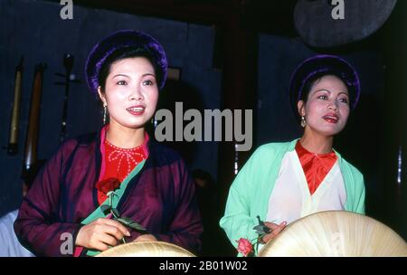 Vietnam: Sänger mit einem traditionellen vietnamesischen Orchester im Van Mieu (Tempel der Literatur), Hanoi. Vietnam hat eine lange Tradition von Musik und Theater, die indigene und ausländische Einflüsse verbindet. Die frühesten bekannten Instrumente sind die Froschtrommeln aus der Dong-Son-Zeit um 250 v. Chr.. Es folgte ein Jahrtausend der Eintauchen in die chinesischen kulturellen Traditionen, die immer noch sehr offensichtlich sind. 981, nach der Wiedererlangung der nationalen Unabhängigkeit, fiel König Le Dai Hanh in die benachbarte Champa ein und trug die königlichen Hoftänzer und Musiker zurück in seine Hauptstadt. Stockfoto