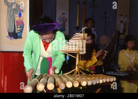 Vietnam: Musiker in einem traditionellen vietnamesischen Orchester im Van Mieu (Tempel der Literatur), Hanoi. Vietnam hat eine lange Tradition von Musik und Theater, die indigene und ausländische Einflüsse verbindet. Die frühesten bekannten Instrumente sind die Froschtrommeln aus der Dong-Son-Zeit um 250 v. Chr.. Es folgte ein Jahrtausend der Eintauchen in die chinesischen kulturellen Traditionen, die immer noch sehr offensichtlich sind. 981, nach der Wiedererlangung der nationalen Unabhängigkeit, fiel König Le Dai Hanh in die benachbarte Champa ein und trug die königlichen Hoftänzer und Musiker zurück in seine Hauptstadt. Stockfoto