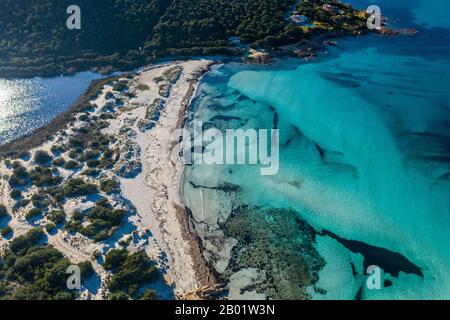 Blick auf den Strand Grande Pevero in Costa Smeralda, Nordsardinien, Porto Cervo Stockfoto