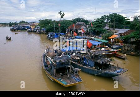 Vietnam: Fischerboote auf dem Fluss Thu Bon, Hoi an. Die kleine, aber historische Stadt Hoi an liegt am Fluss Thu Bon 30 km südlich von Danang. Während der Zeit der Nguyen Lords (1558–1777) und sogar unter den ersten Nguyen-Kaisern war Hoi an – damals bekannt als Faifo – ein wichtiger Hafen, der regelmäßig von Schiffen aus Europa und dem ganzen Osten besucht wurde. Ende des 19. Jahrhunderts hatten sich die Verschlammung des Thu Bon River und die Entwicklung des nahegelegenen Danang zusammengetan, um Hoi an zu einem Nebenwasser zu machen. Diese Undurchsichtigkeit rettete die Stadt vor schweren Kämpfen während der Indochina-Kriege. Stockfoto