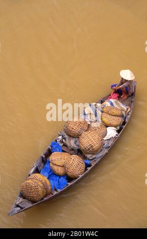 Vietnam: Boote auf dem Fluss Thu Bon, Hoi an. Die kleine, aber historische Stadt Hoi an liegt am Fluss Thu Bon 30 km südlich von Danang. Während der Zeit der Nguyen Lords (1558–1777) und sogar unter den ersten Nguyen-Kaisern war Hoi an – damals bekannt als Faifo – ein wichtiger Hafen, der regelmäßig von Schiffen aus Europa und dem ganzen Osten besucht wurde. Ende des 19. Jahrhunderts hatten sich die Verschlammung des Thu Bon River und die Entwicklung des nahegelegenen Danang zusammengetan, um Hoi an zu einem Nebenwasser zu machen. Diese Undurchsichtigkeit rettete die Stadt vor schweren Kämpfen während der Indochina-Kriege. Stockfoto