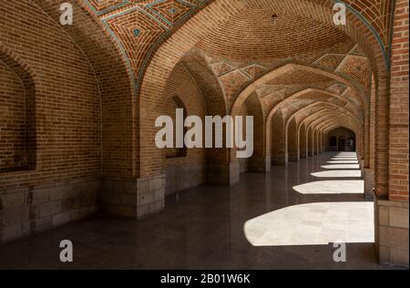 Innenhof der Blauen Moschee in Tabriz während der Sommerzeit im Iran. Stockfoto