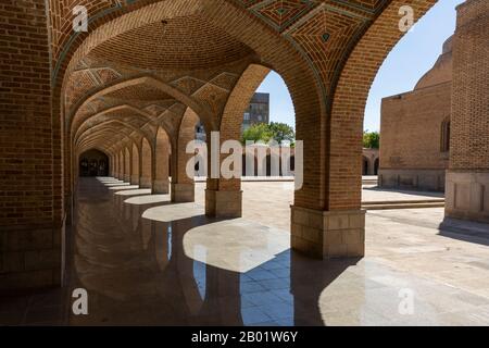 Innenhof der Blauen Moschee in Tabriz während der Sommerzeit im Iran. Stockfoto