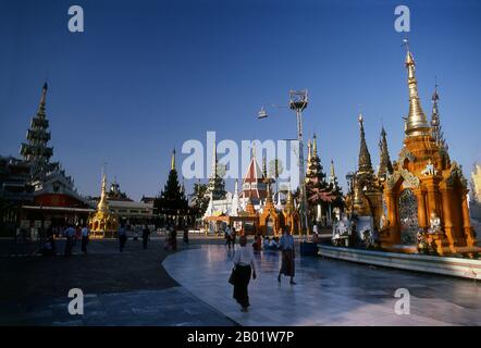 Birma/Myanmar: Im Shwedagon-Pagode-Komplex, Yangon (Rangun). Die goldene Stupa der Shwedagon-Pagode erhebt sich fast 100 m (330 ft) über ihrer Lage auf dem Singuttara Hill und ist mit 8.688 massiven Goldplatten überzogen. Diese zentrale Stupa ist von mehr als 100 anderen Gebäuden umgeben, darunter kleinere Stupas und Pavillons. Die Pagode war bereits gut etabliert, als Bagan Burma im 11. Jahrhundert dominierte. Königin Shinsawbu, die im 15. Jahrhundert regierte, soll der Pagode ihre heutige Form gegeben haben. Sie baute auch die Terrassen und Mauern um die Stupa herum. Stockfoto