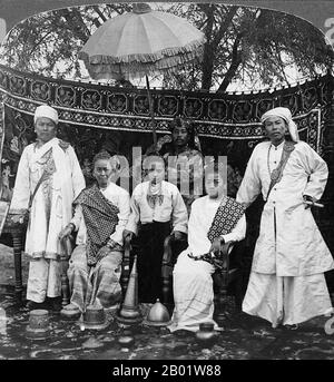 Birma/Myanmar/Indien: Zwei Shan-Häuptlinge mit ihren Ehefrauen in Delhi Durbar, die zu Ehren der Krönung Eduards VII. 1903 gehalten wurden. Saopha, Chaofa oder Sawbwa, war ein königlicher Titel, der von den Herrschern der Shan-Staaten Myanmar (Birma) verwendet wurde. Das Wort bedeutet "König" in den Sprachen Shan und Tai. In einigen alten chinesischen Literatur wurde es als 詔 (Pinyin: Zhào), zum Beispiel sechs Zhao und Nanzhao, aufgezeichnet. Stockfoto