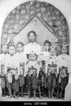 Thailand/Siam: Königliche Kinder posieren mit einem erwachsenen Betreuer, Regierungszeit von König Mongkut (18. Oktober 1804 bis 1. Oktober 1868), Bangkok, ca. 1862. Phra bat Somdet Phra Poramenthramaha Mongkut Phra Chom Klao Chao Yu Hua, oder Rama IV., besser bekannt als König Mongkut, war der vierte Monarch von Siam (Thailand) unter dem Haus Chakri und regierte von 1851 bis 1868. Er war einer der verehrtesten Monarchen des Landes. Während seiner Regierungszeit war der Druck des westlichen Expansionismus erstmals in Siam spürbar. Mongkut nahm westliche Innovationen auf und begann mit der kulturellen und technologischen Modernisierung Siams. Stockfoto