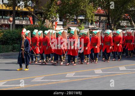 Ankara/Türkei - 30. August 2019: Soldaten in ottonischen Uniformparaden Stockfoto