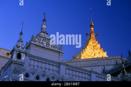 Birma/Myanmar: Die Sonne untergeht auf dem Setkyathiha Paya, Mandalay. Die Setkyathiha Paya wurde 1884 von König Thibaw erbaut. Der Tempel enthält ein 5 m hohes Bronze-Buddha-Bild, das ursprünglich von König Bagyidaw von Ava 1823 gegossen wurde. Das Bild wurde 1849 von Ava (Inwa) nach Amarapura verlegt, als die burmesische Hauptstadt dorthin zog. Es endete schließlich 1884 in Mandalay, wieder als die Hauptstadt verlegt wurde. Mandalay, eine weitläufige Stadt mit mehr als einer Million Einwohnern, wurde 1857 von König Mindon gegründet, um mit einer alten buddhistischen Prophezeiung zusammenzufallen. Stockfoto