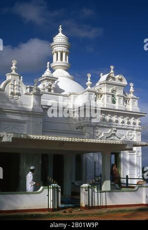 Sri Lanka: Ketchchimalai-Moschee (das heutige Gebäude wurde 1911 erbaut), Beruwala, Westprovinz. Der Name Beruwala leitet sich vom singhalesischen Wort für den Ort ab, an dem das Segel abgesenkt wird. Es ist der Ort der ersten muslimischen Siedlung auf der Insel, die von arabischen Händlern um das 8. Jahrhundert n. Chr. gegründet wurde. Eine große Bevölkerung von Sri-lankischen Mauren, viele davon Edelsteinhändler, lebt noch immer in der Stadt - insbesondere im „China Fort“. Msjid-ul-Abrar, ein Wahrzeichen von Beruwala und Sri Lankas ältester Moschee, wurde von arabischen Händlern auf einer felsigen Halbinsel mit Blick auf die Stadt erbaut. Stockfoto