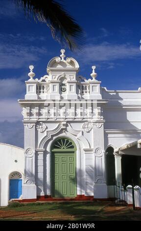 Sri Lanka: Ketchchimalai-Moschee (das heutige Gebäude wurde 1911 erbaut), Beruwala, Westprovinz. Der Name Beruwala leitet sich vom singhalesischen Wort für den Ort ab, an dem das Segel abgesenkt wird. Es ist der Ort der ersten muslimischen Siedlung auf der Insel, die von arabischen Händlern um das 8. Jahrhundert n. Chr. gegründet wurde. Eine große Bevölkerung von Sri-lankischen Mauren, viele davon Edelsteinhändler, lebt noch immer in der Stadt - insbesondere im „China Fort“. Msjid-ul-Abrar, ein Wahrzeichen von Beruwala und Sri Lankas ältester Moschee, wurde von arabischen Händlern auf einer felsigen Halbinsel mit Blick auf die Stadt erbaut. Stockfoto