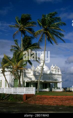 Sri Lanka: Ketchchimalai-Moschee (das heutige Gebäude wurde 1911 erbaut), Beruwala, Westprovinz. Der Name Beruwala leitet sich vom singhalesischen Wort für den Ort ab, an dem das Segel abgesenkt wird. Es ist der Ort der ersten muslimischen Siedlung auf der Insel, die von arabischen Händlern um das 8. Jahrhundert n. Chr. gegründet wurde. Eine große Bevölkerung von Sri-lankischen Mauren, viele davon Edelsteinhändler, lebt noch immer in der Stadt - insbesondere im „China Fort“. Msjid-ul-Abrar, ein Wahrzeichen von Beruwala und Sri Lankas ältester Moschee, wurde von arabischen Händlern auf einer felsigen Halbinsel mit Blick auf die Stadt erbaut. Stockfoto