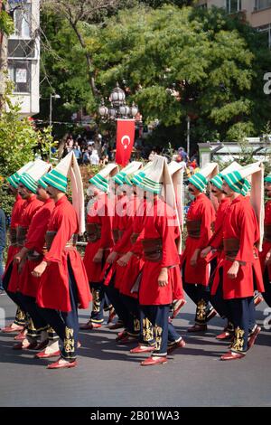 Ankara/Türkei - 30. August 2019: Soldaten in ottonischen Uniformparaden Stockfoto