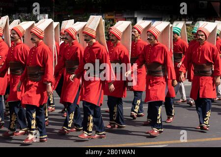 Ankara/Türkei - 30. August 2019: Soldaten in ottonischen Uniformparaden Stockfoto