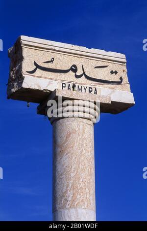 Syrien: Säulen am Eingang zu den Ruinen, Palmyra. Palmyra war eine antike Stadt in Syrien. Es war eine wichtige Stadt in Zentralsyrien, in einer Oase 215 km nordöstlich von Damaskus und 180 km südwestlich des Euphrat bei Deir EZ-Zor gelegen. Sie war lange Zeit eine lebenswichtige Karawanenstadt für Reisende, die die syrische Wüste durchquerten, und wurde als Braut der Wüste bekannt. Die früheste dokumentierte Erwähnung der Stadt mit ihrem semitischen Namen Tadmor, Tadmur oder Tudmur (was „die Stadt, die abstößt“ auf Amorit und „die unbezwingbare Stadt“ auf Aramäisch bedeutet) ist in babylonischen Tafeln dokumentiert, die in Mari gefunden wurden. Stockfoto