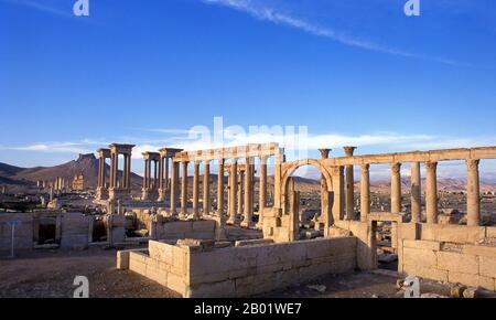 Syrien: Die große Kolonnade und die Burg Qala’at Ibn Maan über den Ruinen von Palmyra. Die arabische Burg Qala’at Ibn Maan (auch bekannt als Fakhr-al-DIN al-Maani), die auf einem Hügel über den Ruinen liegt, wurde ursprünglich von den Mamluken im 13. Jahrhundert erbaut. Palmyra war eine antike Stadt in Syrien. Es war eine wichtige Stadt in Zentralsyrien, in einer Oase 215 km nordöstlich von Damaskus und 180 km südwestlich des Euphrat bei Deir EZ-Zor gelegen. Sie war lange Zeit eine lebenswichtige Karawanenstadt für Reisende, die die syrische Wüste durchquerten, und wurde als Braut der Wüste bekannt. Stockfoto