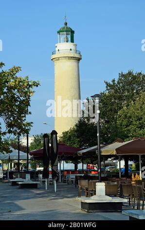 Alexandroupolis, Griechenland - 17. September 2016: Restaurants an der Promenade zusammen mit dem Hafen und dem Leuchtturm, Wahrzeichen der Stadt in Evros Stockfoto