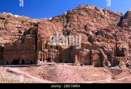 Jordanien: Das Palastgrab (links), das korinthische Grab (links Mitte), das Seidengrab (rechts Mitte) und das Urnengruft (rechts), Petra. Petra wurde im 4. Jahrhundert v. Chr. von den nabatäischen Arabern als Stadt gegründet und verdankt seine Geburt und seinen Wohlstand der Tatsache, dass es der einzige Ort mit klarem und reichlich Wasser zwischen den Hidschas-Handelszentren Mekka und Medina und Palästina war. Direkt in die nubischen Sandsteinkämme der südjordanischen Wüste gehauen, scheint es wahrscheinlich, dass Petra seit der paläolithischen Zeit fortwährend besetzt wurde. Stockfoto