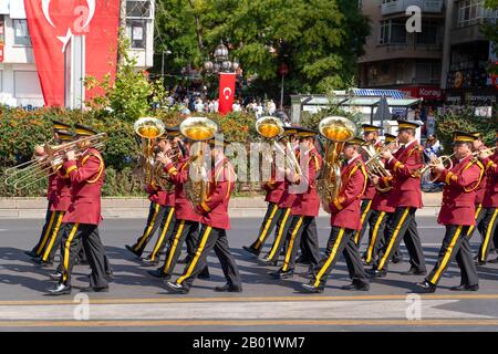 Ankara/Türkei - 30. August 2019: Türkische Militär-Marching-Band-Parade während Zafer Bayrami im Atatürk-Boulevard am Kizilay-Platz Stockfoto