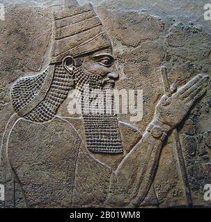 Irak: Tiglath-Pileser III. (Ca. 795-727 v. Chr.), König von Assyrien (R. 745-727 v. Chr.), dargestellt in einer Stele von den Mauern seines Palastes, ca. 728 v. Chr. Tiglath-Pileser III. War im 8. Jahrhundert v. Chr. ein prominenter König von Assyrien und gilt weithin als Gründer des Neo-Assyrischen Reiches. Tiglath-Pileser III. Eroberte während eines Bürgerkriegs den Assyrischen Thron und tötete die königliche Familie. Er nahm weitreichende Änderungen an der assyrischen Regierung vor und verbesserte deren Effizienz und Sicherheit erheblich. Assyrische Truppen wurden zu einer stehenden Armee und er unterwarf Babylonien einer Tribut. Stockfoto