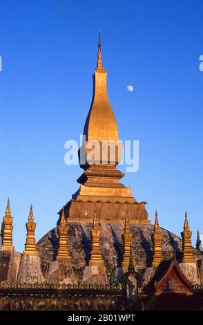 Laos: Dieser Luang, Vientiane. PHA, dass Luang, die „große Heilige Stupa“ von Vientiane, das wichtigste religiöse Gebäude in Laos ist. Es hat auch eine große spirituelle Bedeutung für das laotische Volk, das seit der Zeit von Lan Xang, dem Königreich der Millionen Elefanten, Mitte des 16. Jahrhunderts als Symbol der Unabhängigkeit und Souveränität Laos angesehen wurde. Der Legende nach wurde Luang erstmals im Jahr 236 der buddhistischen Ära gegründet, entsprechend 307 v. Chr., als fünf laotische Mönche, die in Indien studiert hatten, mit einem Brustbein des Buddha nach Hause zurückkehrten. Stockfoto