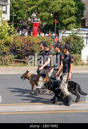 Ankara/Türkei - 30. August 2019: Parade der Streitkräfte der Türkei zu Ehren des Siegesfeiertags. K9 Polizisten mit Hunden marschieren, um Macht zu zeigen. Stockfoto