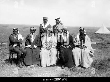 Jordanien: Emir Abdullah I. (Februar 1882 bis 20. Juli 1951), König von Jordanien (R. 1921-1946), Zentrum, mit Emir Shakir rechts, April 1921. Abdullah I. bin al-Hussein (Abd Allāh ibn al-Husayn), König von Jordanien, war der zweite von drei Söhnen von Sherif Hussein bin Ali, Sharif und Emir von Mekka. Er wurde in Istanbul, der Türkei und Hijaz ausgebildet. Von 1909 bis 1914 saß Abdullah in der osmanischen Legislaturperiode als Abgeordneter für Mekka, verbündete sich aber während des Ersten Weltkriegs mit Großbritannien Zwischen 1916 und 1918 spielte er in Zusammenarbeit mit dem britischen Guerillaführer T. E. Lawrence eine Schlüsselrolle bei der Planung der Großen Arabischen Revolte. Stockfoto