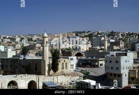 Jordan: Die moderne Stadt Jerash. Jerash ist der Ort der Ruinen der griechisch-römischen Stadt Gerasa, auch Antiochia am Goldenen Fluss genannt. Jerash gilt als eine der wichtigsten und am besten erhaltenen römischen Städte im Nahen Osten. Es war eine Stadt der Decapolis. Jüngste Ausgrabungen zeigen, dass Jerash bereits in der Bronzezeit (3200-1200 v. Chr.) besiedelt war. Nach der römischen Eroberung 63 v. Chr. wurden Jerash und das Land um ihn herum von der römischen Provinz Syrien annektiert und später den Städten Decapolis beigetreten. Stockfoto