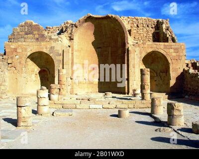 Israel: Die Ruinen einer Kirche in der ruinösen Stadt Shivta in der Negev-Wüste entlang der alten Weihrauchstraße. Foto von Ester Inbar (CC BY-SA 3,0 Lizenz). Shivta ist eine antike Stadt in der Negev-Wüste in Israel, östlich von Nitzana. Shivta wurde im Juni 2005 zum UNESCO-Weltkulturerbe erklärt. Lange Zeit als klassische nabatäische Stadt an der antiken Gewürzroute betrachtet, ziehen Archäologen auch die Möglichkeit in Betracht, dass Shivta eine byzantinische Landwirtschaftskolonie und eine Pilgerstation auf dem Weg zum Katharinenkloster in Sinai war. Stockfoto