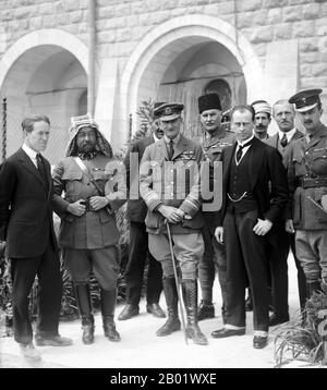 Palästina: Oberst T. E. Lawrence, Emir Abdullah I. und General Edmund Allenby in Jerusalem, 1. Januar 1921 Abdullah I. bin al-Hussein (Februar 1882 – 20. Juli 1951), König von Jordanien, war der zweite von drei Söhnen von Sherif Hussein bin Ali, Sharif und Emir von Mekka. Oberstleutnant Thomas Edward Lawrence, CB, DSO (16. August 1888 bis 19. Mai 1935), auch bekannt als T. E. Lawrence, war ein britischer Armeeoffizier, der vor allem für seine Verbindungsrolle während der arabischen Revolte gegen die türkische Herrschaft bekannt war. Stockfoto