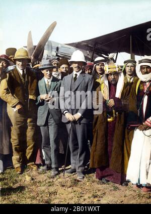 Jordanien: König Abdullah I. von Jordanien mit T. E. Lawrence (Lawrence von Arabien), Sir Herbert Samuel, Scheich Majid Pascha el Adwan (ganz rechts) und Gertrude Bell (links) auf dem Flugplatz Amman, April 1921. Abdullah I. bin al-Hussein (Februar 1882 – 20. Juli 1951), König von Jordanien, war der zweite von drei Söhnen von Sherif Hussein bin Ali, Sharif und Emir von Mekka. Oberstleutnant Thomas Edward Lawrence, CB, DSO (16. August 1888 bis 19. Mai 1935), auch bekannt als T. E. Lawrence, war ein britischer Armeeoffizier, der vor allem für seine Verbindungsrolle während der arabischen Revolte gegen die türkische Herrschaft bekannt war. Stockfoto