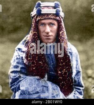 England: T. E. Lawrence (16. August 1888 bis 19. Mai 1935), besser bekannt als „Lawrence von Arabien“, um 1920er Jahre Oberstleutnant Thomas Edward Lawrence, CB, DSO, auch bekannt als T. E. Lawrence, war ein britischer Armeeoffizier, der vor allem für seine Verbindungsrolle während der arabischen Revolte gegen die osmanische türkische Herrschaft von 1916 bis 1918 bekannt war. Die außerordentliche Breite und Vielfalt seiner Aktivitäten und Verbände und seine Fähigkeit, sie anschaulich schriftlich zu beschreiben, brachten ihm internationale Bekanntheit als „Lawrence von Arabien“ ein. Stockfoto